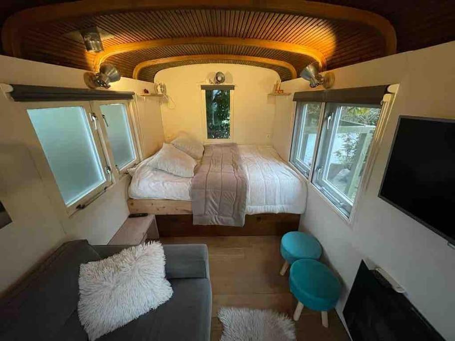 Gezellige Pipo Met Grote Schommel Aan Het Water Villa Medemblik Exterior foto