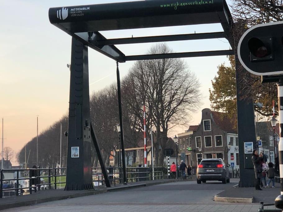 Gezellige Pipo Met Grote Schommel Aan Het Water Villa Medemblik Exterior foto