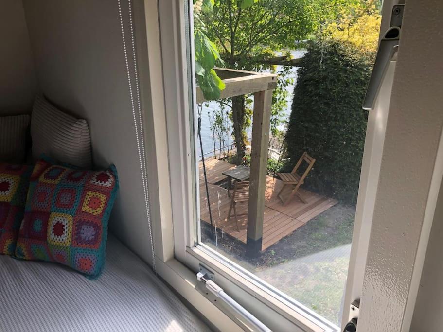 Gezellige Pipo Met Grote Schommel Aan Het Water Villa Medemblik Exterior foto