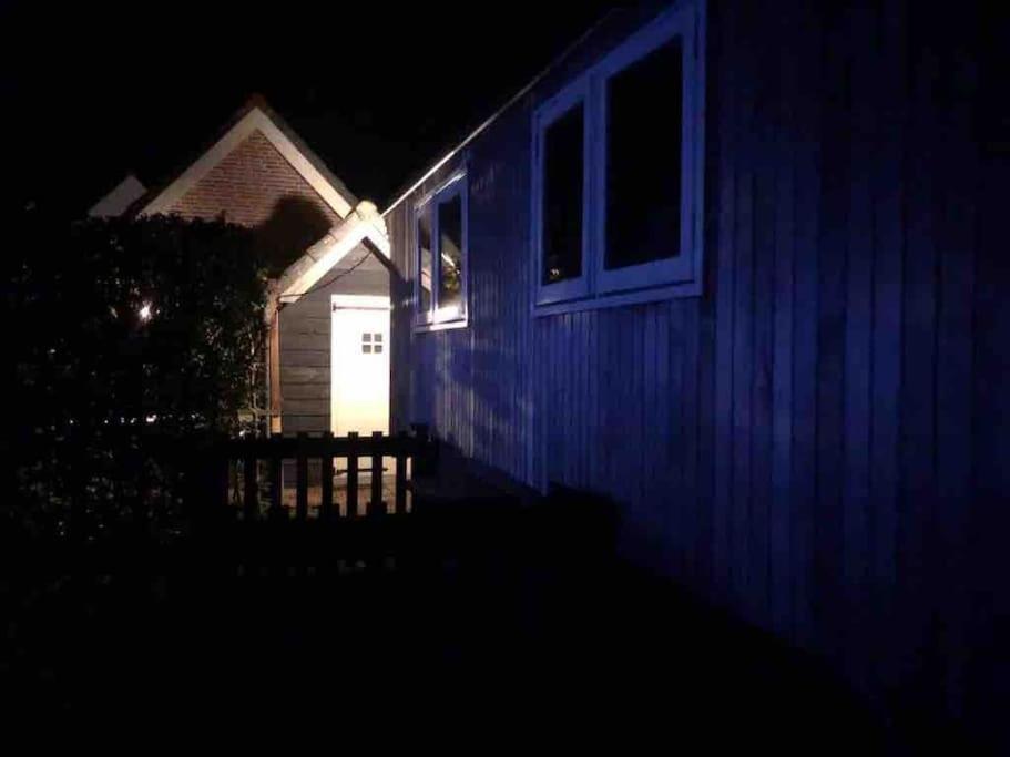 Gezellige Pipo Met Grote Schommel Aan Het Water Villa Medemblik Exterior foto