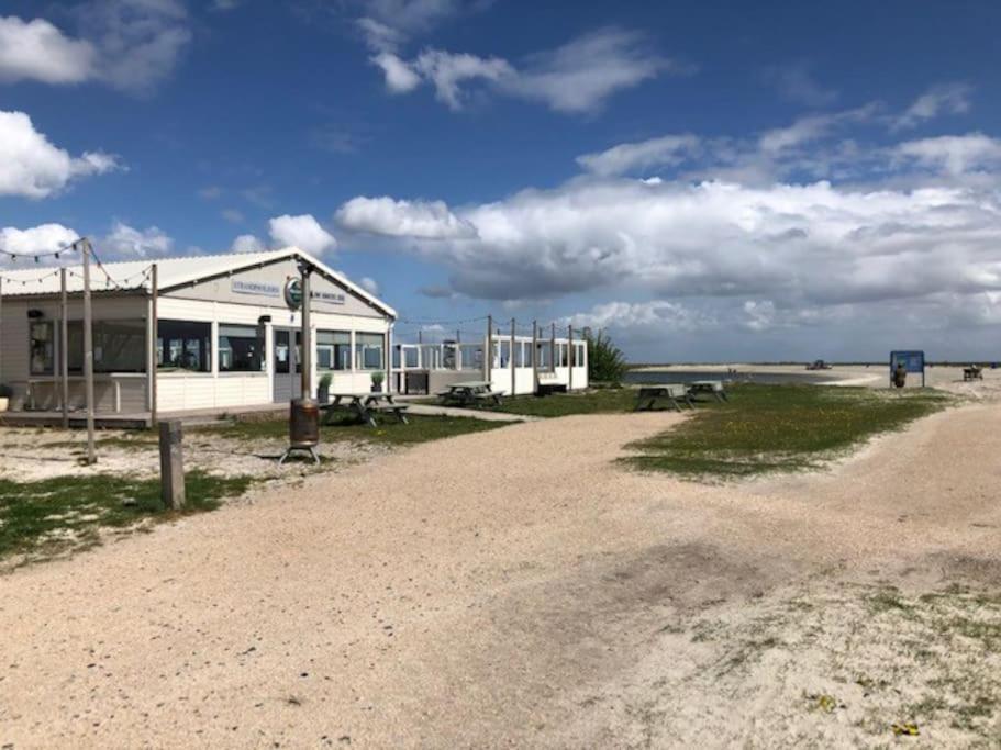 Gezellige Pipo Met Grote Schommel Aan Het Water Villa Medemblik Exterior foto