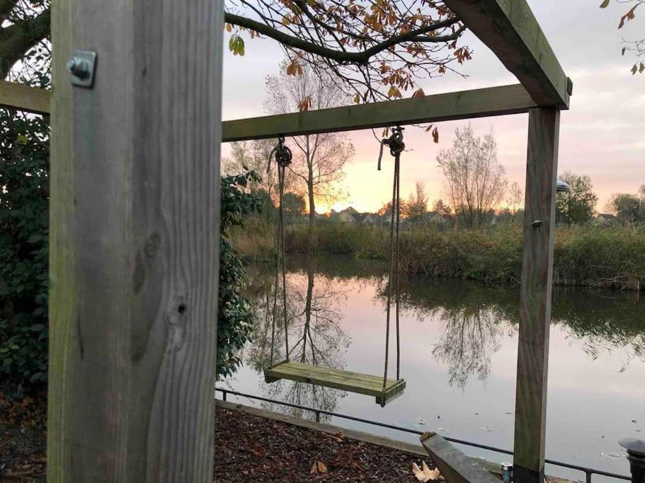 Gezellige Pipo Met Grote Schommel Aan Het Water Villa Medemblik Exterior foto