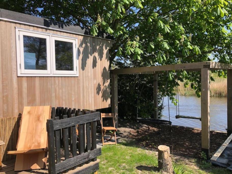 Gezellige Pipo Met Grote Schommel Aan Het Water Villa Medemblik Exterior foto
