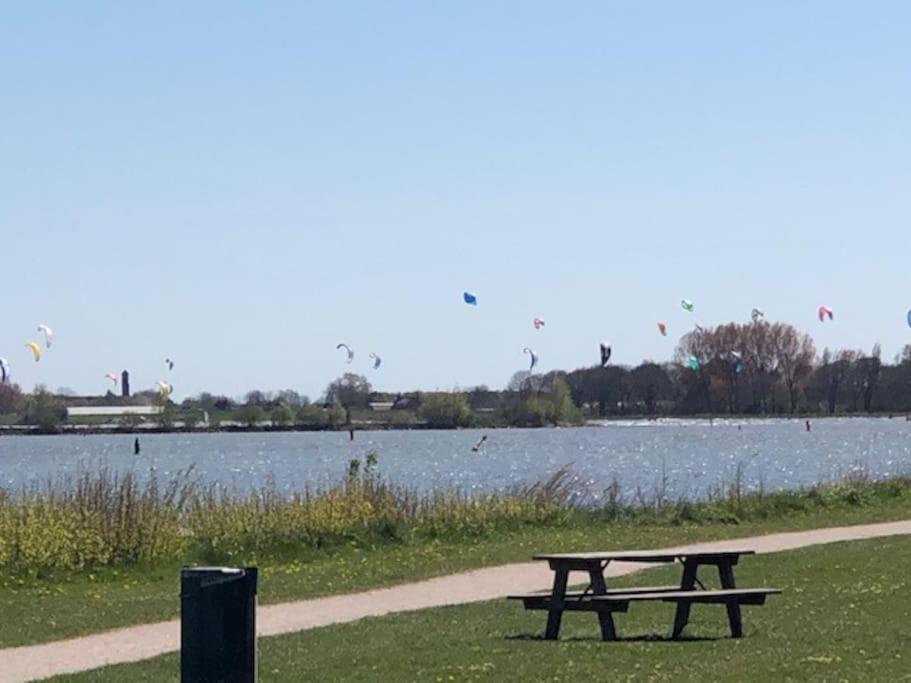 Gezellige Pipo Met Grote Schommel Aan Het Water Villa Medemblik Exterior foto