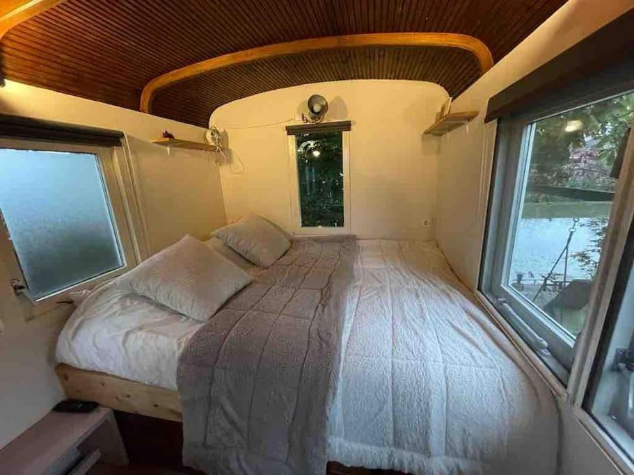 Gezellige Pipo Met Grote Schommel Aan Het Water Villa Medemblik Exterior foto
