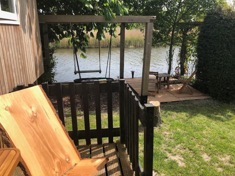 Gezellige Pipo Met Grote Schommel Aan Het Water Villa Medemblik Exterior foto