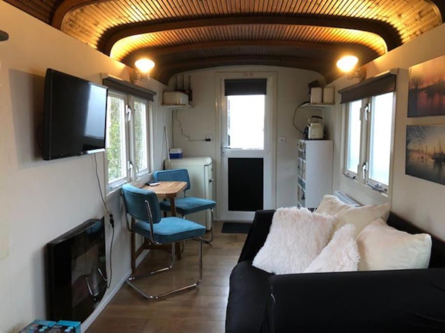 Gezellige Pipo Met Grote Schommel Aan Het Water Villa Medemblik Exterior foto