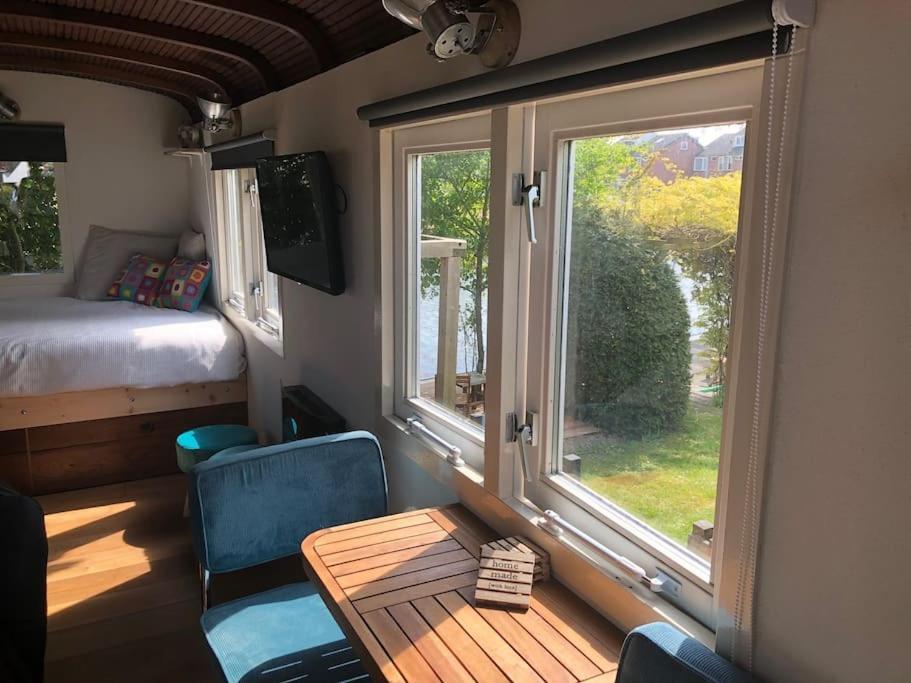 Gezellige Pipo Met Grote Schommel Aan Het Water Villa Medemblik Exterior foto