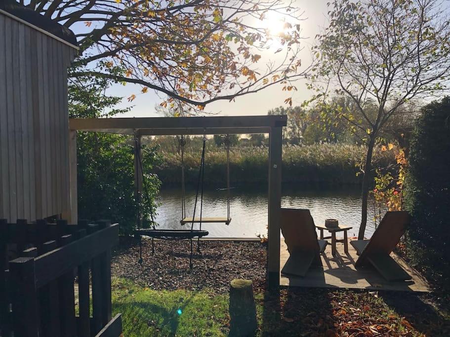 Gezellige Pipo Met Grote Schommel Aan Het Water Villa Medemblik Exterior foto